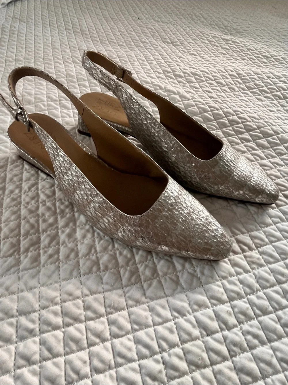 Naturalizer Leslie slingback pump in a silver Texture finished. Size 8